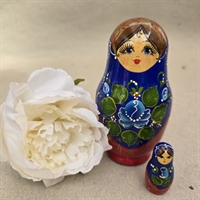 klassiske-babushkadukker-kongeblaa-vinroed-gamle-russiske-dukker